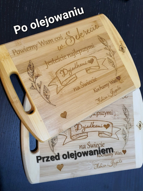 Zbliżenie na grawerowane napisy na powierzchni deski.