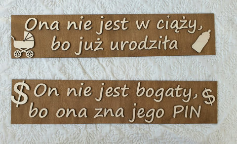 Dwie tablice z humorystycznymi napisami: „Ona nie jest w ciąży, bo już urodziła” i „On nie jest bogaty, bo ona zna jego PIN”