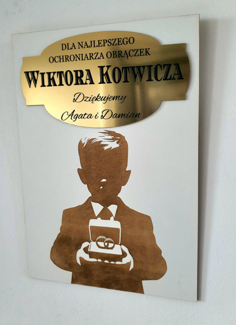 Dyplom dla „Najlepszego Ochroniarza Obrączek” z imieniem i podziękowaniami, przedstawiający chłopca trzymającego obrączkI.