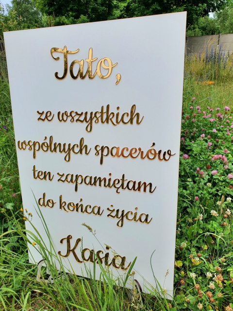 Tablica z napisem „Tato, ze wszystkich spacerów...” z personalizowanym podpisem, styl glam z połyskującymi zdobieniami.