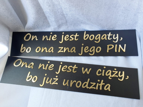 Widok dwóch akrylowych tablic rejestracyjnych obok siebie, personalizowane na ślub