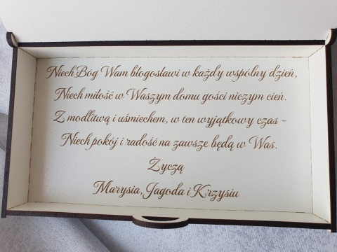 Białe pudełko na pieniądze z akrylowym akcentem Białe pudełko na pieniądze z akrylowym akcentem