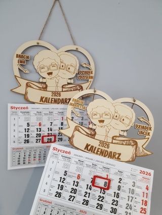 Drewniany Kalendarz z Grawerem na Dzień Babci i Dziadka – Personalizowany Prezent