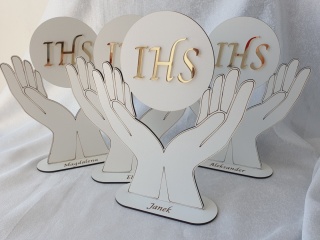 Ozdoba stojąca z grawerem na podstawce - Hostia w dłoniach z IHS