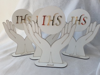 Ozdoba stojąca z grawerem na podstawce - Hostia w dłoniach z IHS