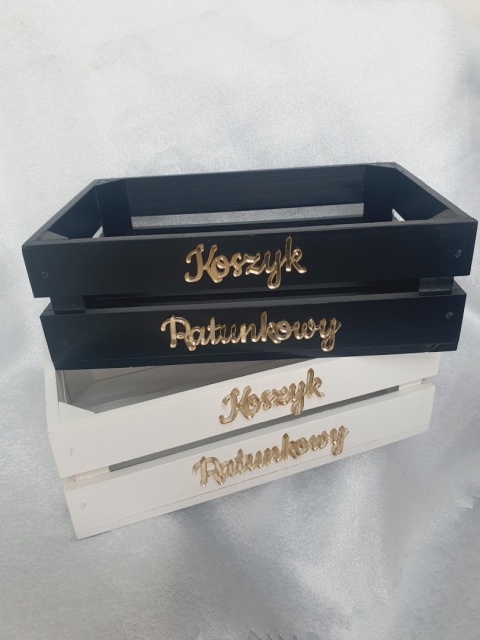 Koszyk Ratunkowy na Ślub z Akrylowym Złotym Napisem – Biała Drewniana Skrzynka