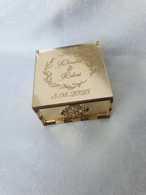 Lustrzane Akrylowe Pudełko na Obrączki ze Złotym lub Srebrnym Wykończeniem i Personalizacją