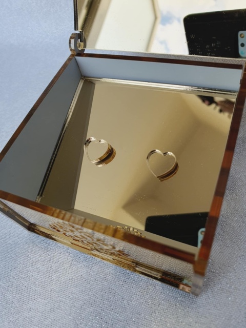 Lustrzane Akrylowe Pudełko na Obrączki ze Złotym lub Srebrnym Wykończeniem i Personalizacją