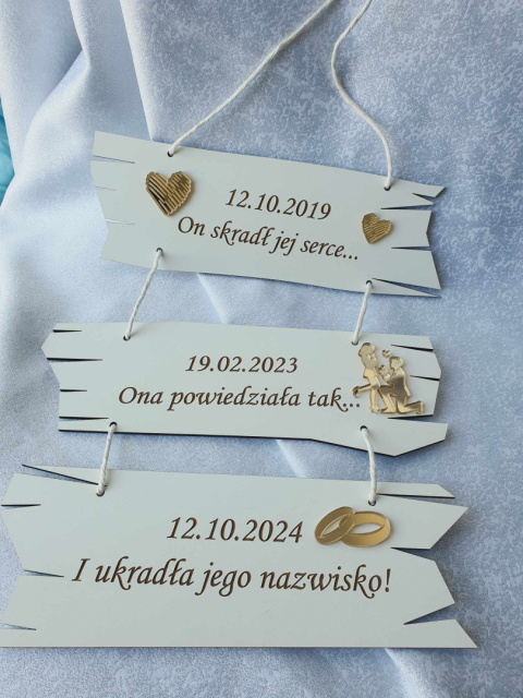 Widok całej personalizowanej zawieszki w stylu glam, biel i złoto