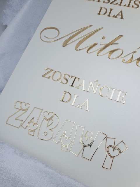 „Lustrzany napis na białym tle z ozdobnym fontem, personalizowana tablica.” „Lustrzany napis na białym tle z ozdobnym fontem, personalizowana tablica.”