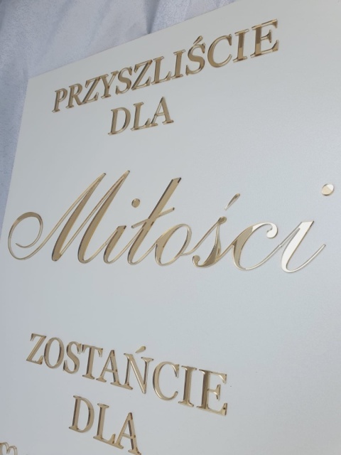 „Tablica ślubna z napisem z akrylu w kolorze srebrnym, ustawiona na sztaludze.” „Tablica ślubna z napisem z akrylu w kolorze srebrnym, ustawiona na sztaludze.”