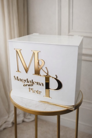 Akrylowe pudełko na koperty z inicjałami oraz imionami