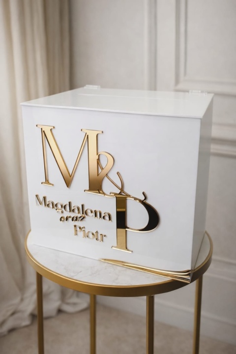 Akrylowe pudełko na koperty z inicjałami oraz imionami