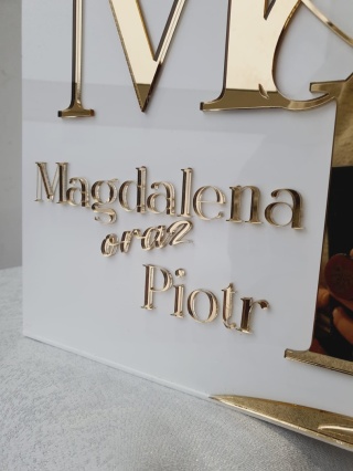 Akrylowe pudełko na koperty z inicjałami oraz imionami