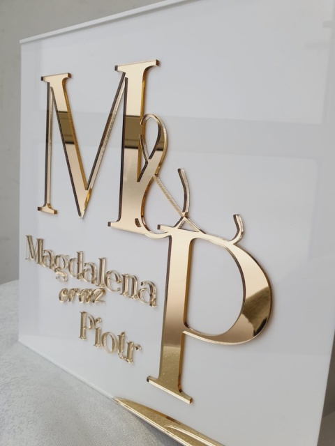 Akrylowe pudełko na koperty z inicjałami oraz imionami