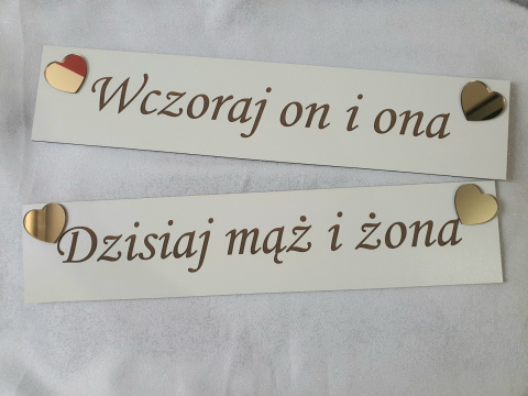 Białe tablice rejestracyjne dla pary młodej, personalizowane napisy, 2 sztuki